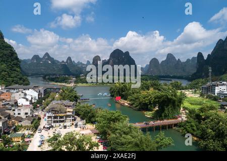Contea di Yangshuo, città di Guilin, Guangxi, Cina - 28 maggio 2023: Fotografia aerea del paesaggio naturale del fiume li nella città antica di Xingping Foto Stock