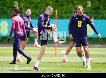 L'inglese Adam Wharton e Harry Kane durante una sessione di allenamento al Tottenham Hotspur Training Session di Londra. Data foto: Giovedì 6 giugno 2024. Foto Stock