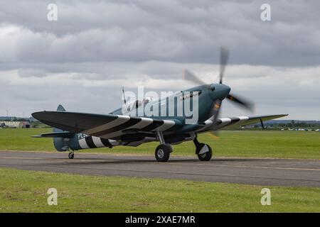 Bristol Blenheim Mk.1F, North American P-51 Mustang 'Miss Helen' & Supermarine Spitfire PR Mk XI Line Up presso IWM Duxford D-Day 80 Weekend 1 giugno 2024 Foto Stock