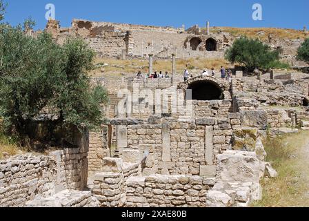 Vista panoramica, Dougga romana o Thugga, antica città romana, Teboursouk, Governatorato di Beja, Tunisia Foto Stock