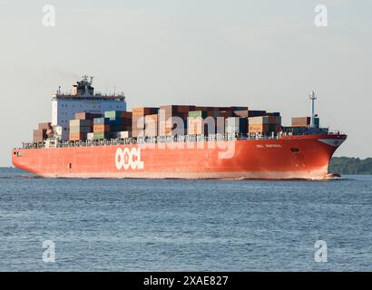 Stade, Germania – 28 maggio 2024: Nave container OOCL Montreal sul fiume Elba diretta ad Amburgo. Foto Stock