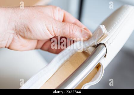 la mano della donna mostra una cerniera lacerata, danneggiata, Foto Stock