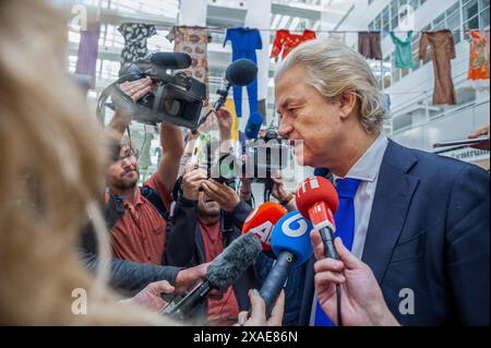 Il leader del PVV Geert Wilders risponde alla domanda della stampa, dopo aver votato per il Parlamento europeo olandese. Il leader del PVV Geert Wilders, stamattina nel municipio dell'Aia, ha votato per il Parlamento europeo olandese. Gert Wilders è un politico che ha guidato il partito politico di estrema destra olandese (PVV) da lui fondato nel 2006. Anti-Islam, Wilders ha superato i sondaggi nelle elezioni dello scorso anno e ha raggiunto un accordo con altri tre leader del partito. Ha recitato con lo slogan "speranza, coraggio e orgoglio”, intende imporre misure più severe ai richiedenti asilo, eliminare il ricongiungimento familiare per i rifugiati, AN Foto Stock