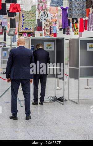 Il leader del PVV Geert Wilders, stamattina nel municipio dell'Aia, ha votato per il Parlamento europeo olandese. Il leader del PVV Geert Wilders, stamattina nel municipio dell'Aia, ha votato per il Parlamento europeo olandese. Gert Wilders è un politico che ha guidato il partito politico di estrema destra olandese (PVV) da lui fondato nel 2006. Anti-Islam, Wilders ha superato i sondaggi nelle elezioni dello scorso anno e ha raggiunto un accordo con altri tre leader del partito. Ha recitato con lo slogan "speranza, coraggio e orgoglio”, prevede di imporre misure più severe ai richiedenti asilo, di eliminare il ricongiungimento familiare per rifugiati Foto Stock