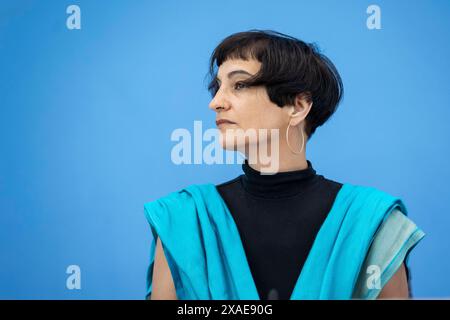 Tahera Ameer, direttore della Fondazione Amadeu Antonio, registrato durante una conferenza stampa presso la Federal Press Conference House sul tema: Alleanze antisemite dopo il 7 ottobre - rapporto sulla situazione della società civile sull'antisemitismo a Berlino, 6 giugno 2024. Foto Stock