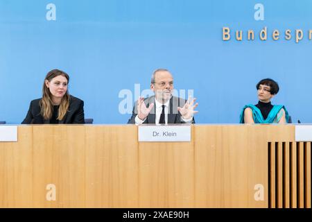 Tahera Ameer, dirigente della Fondazione Amadeu Antonio, Dr. Felix Klein, Commissario federale per la vita ebraica in Germania e la lotta contro l'antisemitismo e Ariel Elbert, dirigente di Keshet Germania, registrato durante una conferenza stampa alla camera della Conferenza stampa federale sul tema: alleanze antisemitismo dopo il 7 ottobre - rapporto sulla situazione della società civile sull'antisemitismo a Berlino, 6 giugno 2024. Foto Stock