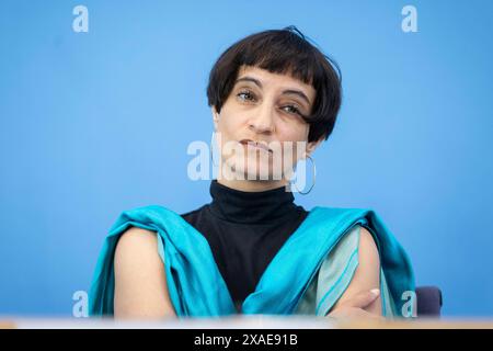 Tahera Ameer, direttore della Fondazione Amadeu Antonio, registrato durante una conferenza stampa presso la Federal Press Conference House sul tema: Alleanze antisemite dopo il 7 ottobre - rapporto sulla situazione della società civile sull'antisemitismo a Berlino, 6 giugno 2024. Foto Stock