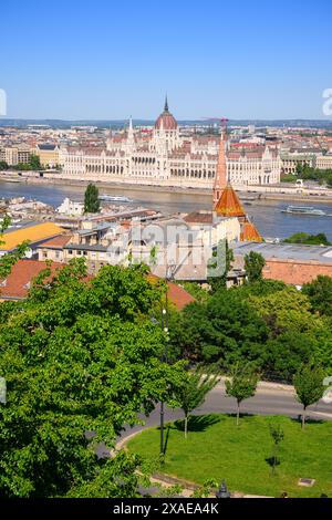 L'edificio del Parlamento ungherese è stato costruito in una giornata di sole, Budapest, Ungheria Foto Stock