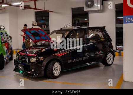 Retro Havoc 2024 è un evento annuale che celebra le auto d'epoca e d'epoca. L'evento si è svolto presso il parcheggio commerciale di The Curve. Foto Stock