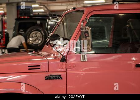 Retro Havoc 2024 è un evento annuale che celebra le auto d'epoca e d'epoca. L'evento si è svolto presso il parcheggio commerciale di The Curve. Rosa Suzuki Sierra Foto Stock