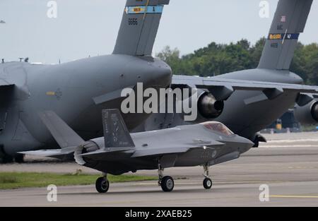 Ramstein, Germania. 6 giugno 2024. Un caccia F-35 decolla dalla base aerea statunitense di Ramstein come parte di un'esercitazione su larga scala che coinvolge diversi paesi della NATO. L’esercizio è inteso a rafforzare la capacità di cooperare all’interno delle forze aeree. Credito: Boris Roessler/dpa/Alamy Live News Foto Stock