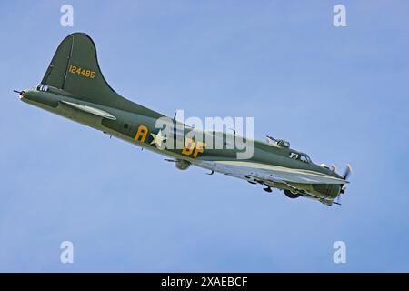 Boeing B-17G Flying Fortress 'Sally B' Topside Midlands Air Festival, Ragley Hall, Alcester, Inghilterra 02.06.2024 Foto Stock