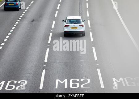 Una sezione dell'autostrada M62 a Tingley vicino Leeds, West Yorkshire. La M62 è un'autostrada trans-Pennine lunga 107 miglia (172 km) ovest-est nell'Inghilterra settentrionale, che collega Liverpool e Hull via Manchester, Bradford, Leeds e Wakefield; 7 miglia (11 km) del percorso è condiviso con l'autostrada orbitale M60 intorno a Manchester. La strada fa parte delle Euroroutes E20 (da Shannon a San Pietroburgo) e E22 (da Holyhead a Ishim). Foto Stock