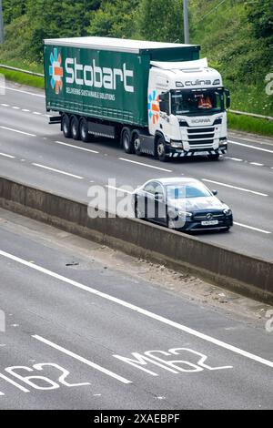 Una sezione dell'autostrada M62 a Tingley vicino Leeds, West Yorkshire. La M62 è un'autostrada trans-Pennine lunga 107 miglia (172 km) ovest-est nell'Inghilterra settentrionale, che collega Liverpool e Hull via Manchester, Bradford, Leeds e Wakefield; 7 miglia (11 km) del percorso è condiviso con l'autostrada orbitale M60 intorno a Manchester. La strada fa parte delle Euroroutes E20 (da Shannon a San Pietroburgo) e E22 (da Holyhead a Ishim). Foto Stock