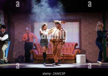 Madrid, Spagna. 6 giugno 2024. Attori cantano durante l'esibizione di Friends, il musical al teatro Infanta Isabel di Madrid, 6 giugno 2024, Spagna Credit: SIPA USA/Alamy Live News Foto Stock