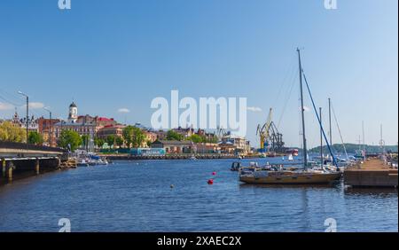 Vyborg, Russia - 27 maggio 2024: Marina con yacht ormeggiati, il porto di Vyborg è sullo sfondo Foto Stock