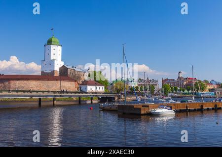 Vyborg, Russia - 27 maggio 2024: Vista sul porticciolo con yacht ormeggiati e barche a motore da diporto, la città vecchia di Vyborg è sullo sfondo Foto Stock