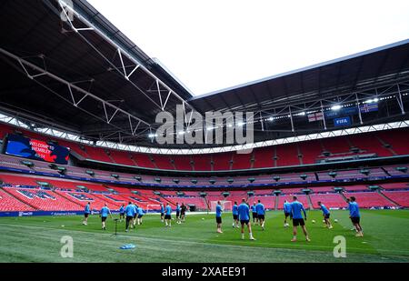 Giocatori islandesi durante una sessione di allenamento al Wembley Stadium di Londra. Data foto: Giovedì 6 giugno 2024. Foto Stock