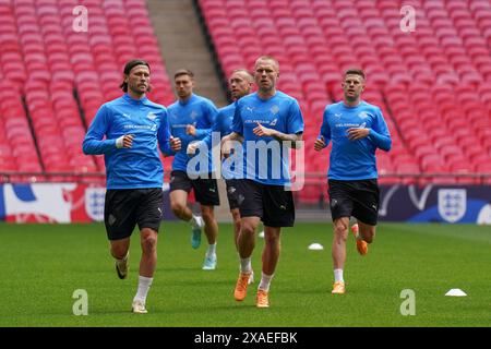 Londra, Regno Unito. 6 giugno 2024. I giocatori islandesi si allenano in campo durante la sessione di allenamento della nazionale islandese prima dell'amichevole contro l'Inghilterra allo stadio di Wembley, Londra, Regno Unito il 6 giugno 2024 Credit: Every Second Media/Alamy Live News Foto Stock