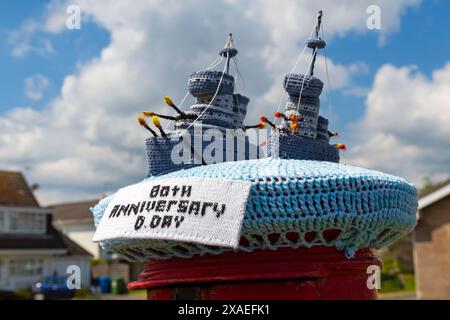 Poole, Dorset, Regno Unito. 6 giugno 2024. Omaggio per cartolina per commemorare il 80° anniversario del D-Day il 6 giugno. Crediti: Carolyn Jenkins/Alamy Live News - topper per scatole postali, topper per lettere, topper per scatole di lettere, toppers, bombe in filato, bomba in filato Foto Stock