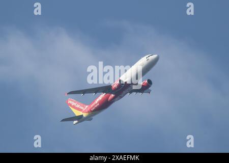 Chiangmai, Thailandia - novembre 28 2023: HS-VKF A320-200 della compagnia aerea Thai Vietjet. Decolla dall'aeroporto internazionale di Chiang mai all'aeroporto di Bangkok. Foto Stock