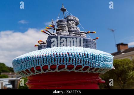 Poole, Dorset, Regno Unito. 6 giugno 2024. Omaggio per cartolina per commemorare il 80° anniversario del D-Day il 6 giugno. Crediti: Carolyn Jenkins/Alamy Live News - topper per scatole postali, topper per lettere, topper per scatole di lettere, toppers, bombe in filato, bomba in filato Foto Stock