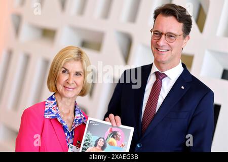 Unternehmerin Dr. Brigitte Mohn, Mitglied des Vorstands der Bertelsmann Stiftung, und NRW-Ministerpräsident Hendrik Wüst CDU bei der Einsamkeitskonferenz DuWirEins - Nordrhein-Westfalen gegen Einsamkeit in der Staatskanzlei NRW. Die Konferenz ist gedacht als ein weiterer Meilenstein auf dem Weg zur Erarbeitung eines Aktionsplans gegen Einsamkeit in Nordrhein-Westfalen. Düsseldorf, 06.06.2024 NRW Deutschland *** imprenditore Dr. Brigitte Mohn, membro del Comitato esecutivo Bertelsmann Stiftung, e presidente del ministro dell'NRW Hendrik Wüst CDU alla conferenza della solitudine Du Wir Eins Nordrhein Westfa Foto Stock