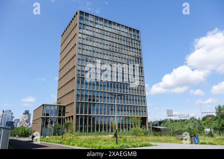 I Paesi Bassi Amsterdam. Ufficio EMA (Agenzia europea per i medicinali) sullo Zuidas. L'opera d'arte pendolo dell'artista Gijs Assmann si trova di fronte all'ufficio. Foto: ANP / Hollandse Hoogte / Kim van Dam netherlands Out - belgium Out Foto Stock