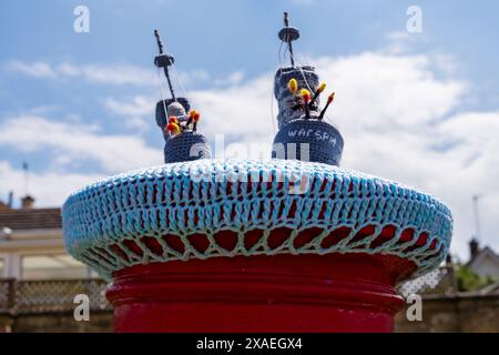 Poole, Dorset, Regno Unito. 6 giugno 2024. Omaggio per cartolina per commemorare il 80° anniversario del D-Day il 6 giugno. Crediti: Carolyn Jenkins/Alamy Live News - topper per scatole postali, topper per lettere, topper per scatole di lettere, toppers, bombe in filato, bomba in filato Foto Stock