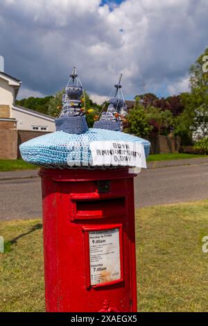 Poole, Dorset, Regno Unito. 6 giugno 2024. Omaggio per cartolina per commemorare il 80° anniversario del D-Day il 6 giugno. Crediti: Carolyn Jenkins/Alamy Live News - topper per scatole postali, topper per lettere, topper per scatole di lettere, toppers, bombe in filato, bomba in filato Foto Stock