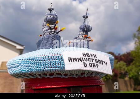 Poole, Dorset, Regno Unito. 6 giugno 2024. Omaggio per cartolina per commemorare il 80° anniversario del D-Day il 6 giugno. Crediti: Carolyn Jenkins/Alamy Live News - topper per scatole postali, topper per lettere, topper per scatole di lettere, toppers, bombe in filato, bomba in filato Foto Stock