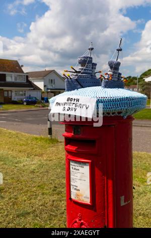 Poole, Dorset, Regno Unito. 6 giugno 2024. Omaggio per cartolina per commemorare il 80° anniversario del D-Day il 6 giugno. Crediti: Carolyn Jenkins/Alamy Live News - topper per scatole postali, topper per lettere, topper per scatole di lettere, toppers, bombe in filato, bomba in filato Foto Stock