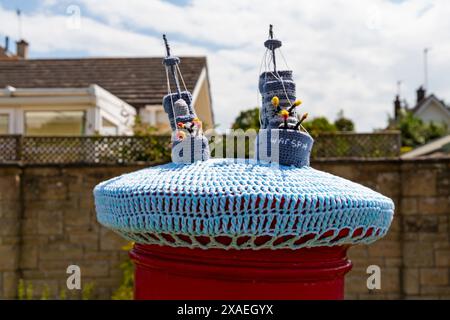Poole, Dorset, Regno Unito. 6 giugno 2024. Omaggio per cartolina per commemorare il 80° anniversario del D-Day il 6 giugno. Crediti: Carolyn Jenkins/Alamy Live News - topper per scatole postali, topper per lettere, topper per scatole di lettere, toppers, bombe in filato, bomba in filato Foto Stock