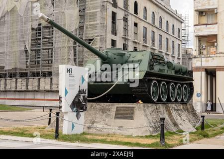 L'AVANA, CUBA - 28 AGOSTO 2023: Carro armato SAU-100 al Museo de la Revolucion a l'Avana, Cuba Foto Stock