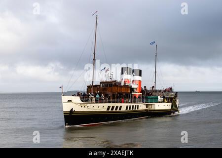 Il piroscafo a pale Waverley, l'ultimo piroscafo a pale al mondo, si avvicina al molo di Penarth, vicino a Cardiff. Foto Stock