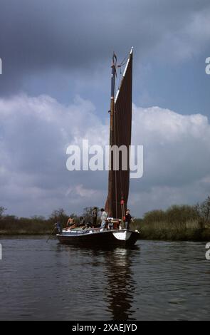 Il Norfolk wherry Albion sul fiume Bure vicino a Horning, Norfolk nel 1979 Foto Stock