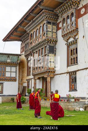 Novizi bhutanesi monaci che discutono a Nyenzer Lhakhang, Thedtsho Gewog, Wangdue Phodrang, Bhutan Foto Stock