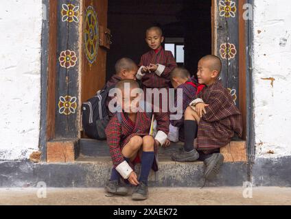 Monaci novizi bhutanesi a Nyenzer Lhakhang, Thedtsho Gewog, Wangdue Phodrang, Bhutan Foto Stock