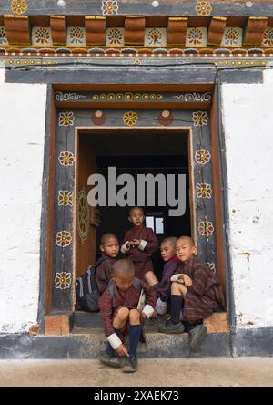 Monaci novizi bhutanesi a Nyenzer Lhakhang, Thedtsho Gewog, Wangdue Phodrang, Bhutan Foto Stock