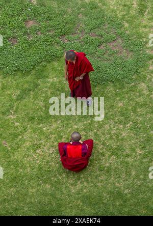 Novizi bhutanesi monaci che discutono a Nyenzer Lhakhang, Thedtsho Gewog, Wangdue Phodrang, Bhutan Foto Stock