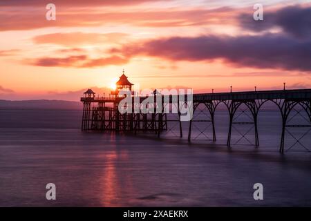 Clevedon Pier, Somerset, aperto nel 1869 e il molo più bello d'Inghilterra secondo John Betjeman. Si protende nel Canale di Bristol. Foto Stock