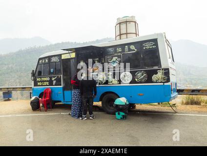 Camion che vende cibo locale, Wangchang Gewog, Paro, Bhutan Foto Stock