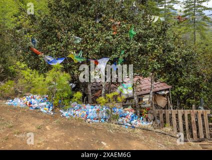 Bottiglie di plastica raccolte nel Parco naturale di Kuenselphodrang, Chang Gewog, Thimphu, Bhutan Foto Stock