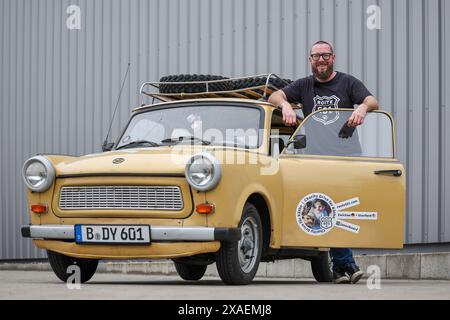 3 aprile 2024, Sassonia, Zwickau: Jan-Erik Nord di Berlino si trova accanto alla sua Trabant 601, che verrà utilizzata per raccogliere donazioni a favore di Käthe, che soffre della rara malattia delle farfalle, in un tour di 6000 chilometri attraverso gli Stati Uniti. La bambina di quattro anni soffre dell'epidermolisi bullosa incurabile (EB) - un difetto nel suo assetto genetico significa che la coesione degli strati cutanei è indebolita. Il risultato: Anche le lesioni più piccole, l'attrito o la pressione portano a vesciche e ferite aperte. Un nuovo metodo di trattamento dagli Stati Uniti offre speranza. Un gel viene utilizzato per fornire alla pelle il nuovo collageno7A1 ge Foto Stock