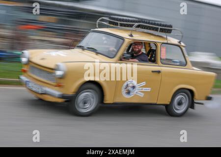 3 aprile 2024, Sassonia, Zwickau: Jan-Erik Nord da Berlino sta guidando la sua Trabant 601 in un tour di 6000 chilometri attraverso gli Stati Uniti per raccogliere donazioni per Käthe, che soffre della rarissima malattia delle farfalle. La bambina di quattro anni soffre dell'epidermolisi bullosa incurabile (EB) - un difetto nel suo assetto genetico significa che la coesione degli strati cutanei è indebolita. Il risultato: Anche le lesioni più piccole, l'attrito o la pressione portano a vesciche e ferite aperte. Un nuovo metodo di trattamento dagli Stati Uniti offre speranza. Un gel viene utilizzato per fornire alla pelle nuovi geni collageno7A1. Il punto di blocco: Il p Foto Stock