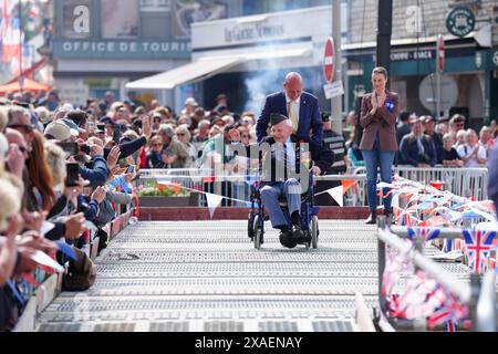 Veterano Bernard Morgan, 100 anni, a seguito della sfilata dei veterani con lo Spirit of Normandy Trust, sul lungomare di Arromanches, in Normandia, Francia, per commemorare il 80° anniversario dello sbarco del D-Day. Data foto: Giovedì 6 giugno 2024. Foto Stock