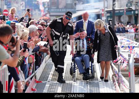 Veterano Bernard Morgan, 100 anni, a seguito della sfilata dei veterani con lo Spirit of Normandy Trust, sul lungomare di Arromanches, in Normandia, Francia, per commemorare il 80° anniversario dello sbarco del D-Day. Data foto: Giovedì 6 giugno 2024. Foto Stock