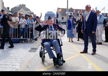 Veterano Bernard Morgan, 100 anni, a seguito della sfilata dei veterani con lo Spirit of Normandy Trust, sul lungomare di Arromanches, in Normandia, Francia, per commemorare il 80° anniversario dello sbarco del D-Day. Data foto: Giovedì 6 giugno 2024. Foto Stock