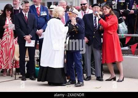 Il veterano Alec Penstone si gode una danza dopo la sfilata dei veterani con lo Spirit of Normandy Trust, sul lungomare di Arromanches, in Normandia, Francia, per commemorare il 80° anniversario dello sbarco del D-Day. Data foto: Giovedì 6 giugno 2024. Foto Stock