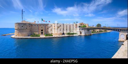 Paesaggio urbano di Taranto: Vista iconica con il Castello Aragonese e Ponte Girevole in Puglia. Foto Stock